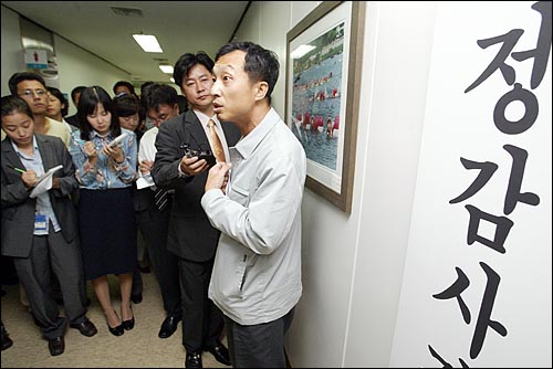 김한종 교수는 "언론도 그 교과서를 한번만이라도 읽어보고 보도해 달라"며 "(무책임한 발언에) 언론이 장단을 맞추지 말라"고 사실확인에 기반한 보도를 언론에 요청했다. 
 